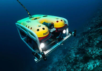 حول ROV تحت الماء.
